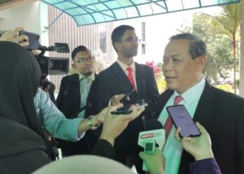 AMINUDDIN Harun ketika ditemui pemberita selepas menghadiri Persidangan Keempat (Belanjawan) Penggal Kelima DUN Negeri Sembilan Yang Ke-14 di Seremban hari ini. - FOTO/ZAKKINA WATI AHMAD TARMIZI