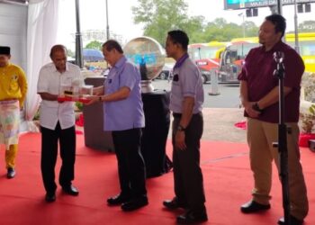 AMINUDDIN Harun (tiga dari kanan) merasmikan projek perkhidmatan Bas Luar Bandar Negeri Sembilan (Rentas NS) di Rembau, Negeri Sembilan, hari ini. - FOTO/NOR AINNA HAMZAH