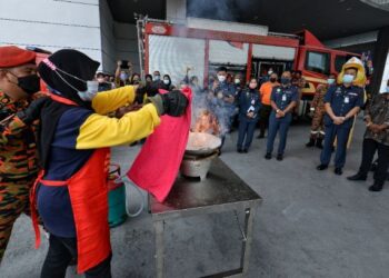 SEORANG petugas pasar raya mencuba memadamkan api ketika demonstrasi pemeriksaan memadam kebakaran dalam program Kempen Keselamatan Kebakaran dan Op Rondaan Sempena Musim Perayaan Aidilfitri Peringkat Jabatan Bomba dan Penyelamat Negeri Sembilan di Seremban 2, Seremban, hari ini. - UTUSAN/MOHD. SHAHJEHAN MAAMIN