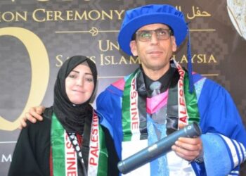 MOHAMMED Adnan Rajab Alattar bersama isterinya, Almazah sempena Majlis Konvokesyen Ke-20 USIM di Dewan Tuanku Canselor, USIM, Nilai, Seremban, hari ini. - FOTO/ZAKKINA WATI AHMAD TARMIZI