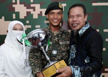 MUHAMMAD Fazdli Ilahi Yusoff (tengah) bersama isterinya, Nor Shazwanie Adnan, 25, dan bapanya, Yusoff Sirun, 59, selepas menerima  anugerah Perajurit Muda Keseluruhan Terbaik pada majlis Perbarisan Tamat Latihan Perajurit Muda Lelaki Tentera Darat Siri 195/22 yang berlangsung di Padang Kawad, Pusasda, Port Dickson, hari ini. - FOTO/MOHD. SHAHJEHAN MAAMIN