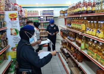 Minyak masak yang dibotolkan wajar dimasukkan dalam senarai SHMMP bagi mengurangkan beban pengguna. GAMBAR HIASAN