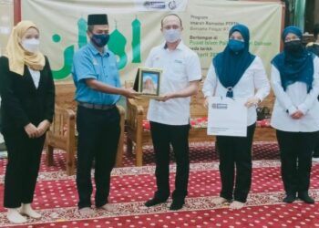 AHMAD Dasuki Abdul Majid (tiga dari kanan) menerima cenderamata dari Mohamad Isa (dua dari kiri) dalam Program Imarah Ramadan PTPTN bersama IPT 2022 di Politeknik Port Dickson, Port Dickson, hari ini. - FOTO/AFIFI HAFIZ MOHD. NOR