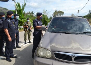 MOHAMAD Mat Yusop turut turun padang memeriksa kenderaan di SJR Kilometer 10, Jeram Toi, Jalan Seremban-Jelebu dekat Jelebu hari ini. - UTUSAN/ZAKKINA WATI AHMAD TARMIZI