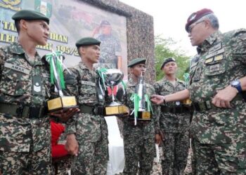 ZAMROSE Mohd. Zain bersama perajurit muda yang menerima anugerah pelbagai kategori pada Perbarisan Tamat Latihan Perajurit Muda Lelaki Tentera Darat Siri 195/22 di Padang Kawad, Pusasda, Port Dickson, hari ini. - FOTO/MOHD. SHAHJEHAN MAAMIN