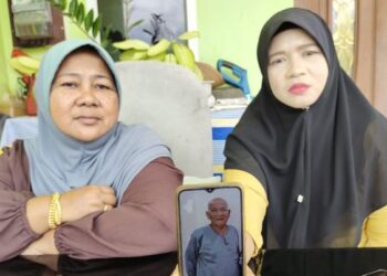 NORLIZA Abu Hasan (kiri) dan Salmiah menunjukkan gambar Abu Zahrin yang hilang sejak seminggu lalu ketika ditemui pemberita di Kampung Gunung Pasir, Kuala Pilah, Negeri Sembilan, hari ini. - FOTO/NOR AINNA HAMZAH