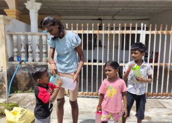 P. Thanaletcumy akan memastikan tiga anaknya berusia tiga hingga enam tahun minum air barli serta air masak secukupnya berikutan cuaca panas. - UTUSAN/NOR AINNA HAMZAH