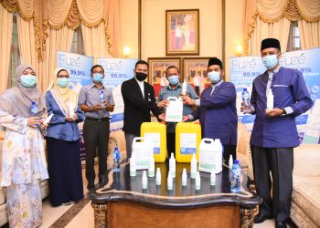 AMINUDDIN Harun (tiga, dari kanan) menerima sumbangan pensanitasi tangan dan cecair pembasmi kuman dari Yayasan Al Ammar yang diwakili Pengarah Komunikasi Korporat, Wan Syazri Wan Sulong (dua, dari kanan) yang kemudian diserahkan kepada Penolong Pengarah Bahagian Pengurusan Masjid dan Surau, Jabatan Hal Ehwal Agama Islam Negeri Sembilan, Mizzuan Jafilus (empat, dari kiri) dalam satu majlis di Kediaman Rasmi Menteri Besar Negeri Sembilan di Seremban hari ini.-UTUSAN/ZAKKINA WATI AHMAD TARMIZI