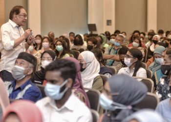 ANWAR Ibrahim diminta berhenti mencari kesalahan kerajaan dalam setiap ceramahnya.