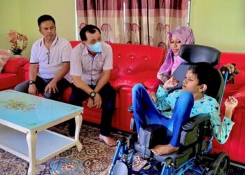 AHMAD Idham Ahmad Nadzri (dua kiri) ketika bertemu keluarga seorang kanak-kanak istimewa menerusi program Jelajah Komuniti Chuah, Port Dickson baru-baru ini.