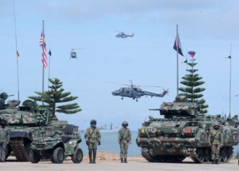 Kekuatan pertahanan boleh dibentuk dengan aset pertahanan yang moden dan barisan pertahanan yang mencukupi bagi menghadapi musuh yang boleh menggugat dan meragut kedaulatan negara. - GAMBAR HIASAN