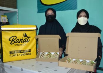 FATIN Nurjihan Burhanuddin (kiri) dan rakannya, Fatin Wahidah yang menjalankan perniagaan Banat Sandwich ketika ditemui di Taman Desa Anggerik, Nilai, Seremban, semalam.- UTUSAN/ZAKKINA WATI AHMAD TARMIZI.