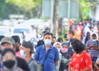 ORANG ramai beratur untuk membayar saman trafik di IPD Seremban. - UTUSAN/MOHD. SHAHJEHAN MAAMIN