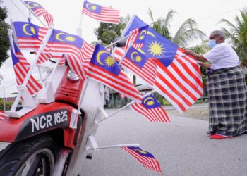 JAMALUDDIN Malek bangga dan sanggup berhabis duit untuk menghias motosikalnya setiap kali tiba bulan kemerdekan sebagai tanda cintakan negara.-UTUSAN/MOHD. SHAHJEHAN MAAMIN.