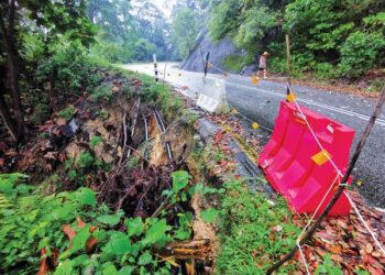 CERUN runtuh di beberapa lokasi di jalan lama Bukit Putus yang masih belum dibaiki boleh mendatangkan bahaya kepada pengguna jalan raya yang melalui jalan lama Bukit Putus. – UTUSAN/MOHD. SHAHJEHAN MAAMIN.