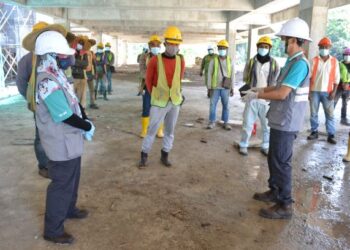 Pasukan petugas  khas pematuhan SOP sentiasa membuat pemeriksaan di tapak binaan - GAMBAR HIASAN.