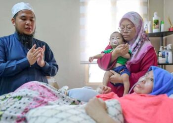 EBIT Lew melawat Jahidah yang terlantar dan anaknya, Eshan Nufail di Bandar Sri Sendayan, Seremban semalam.– FACEBOOK EBIT LEW