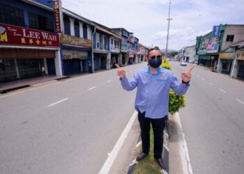 MOHD. Faizal Abdul Manap menunjukkan kawasan Gold Street di pekan Kuala Pilah yang akan menjadi daya tarikan pengunjung. – UTUSAN/MOHD. SHAHJEHAN MAAMIN
