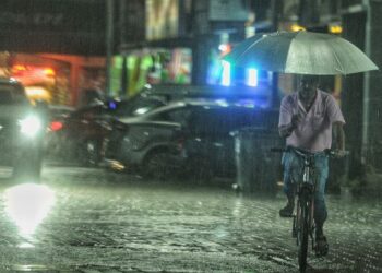 KEADAAN cuaca buruk dengan hujan lebat menuntut orang ramai supaya lebih berhati-hati terutama ketika di jalan raya.-UTUSAN/MOHD. SHAHJEHAN MAAMIN.