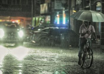 KEADAAN cuaca buruk dengan hujan lebat menuntut orang ramai supaya lebih berhati-hati terutama ketika di jalan raya.-UTUSAN/MOHD. SHAHJEHAN MAAMIN.