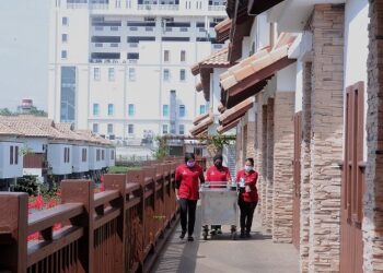 PEKERJA bahagian pembersihan bilik Hotel Grand Lexis, Port Dickson selesai menjalankan tugas mereka walaupun tanpa kehadiran pengunjung ekoran pelaksanaan PKP. - UTUSAN/MOHD. SHAHJEHAN MAAMIN