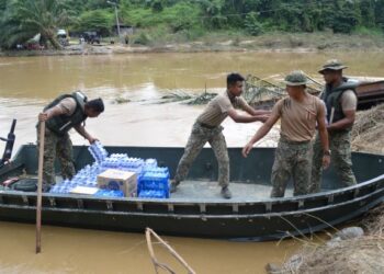 ANGGOTA tentera menggunakan bot bagi menghantar bantuan kepada penduduk Kampung Bemban di Negeri Sembilan berikutan jambatan besi yang menghubungkan  kampung tersebut musnah akibat banjir yang berlaku baru-baru ini. -UTUSAN/ZAKKINA WATI AHMAD TARMIZI.