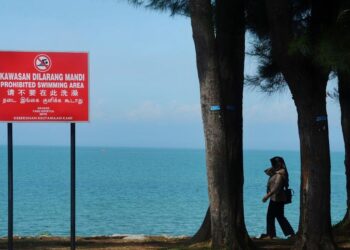 PAPAN tanda larangan dipasang di kawasan Pantai Batu 1, Port Dickson, Negeri Sembilan sebagai peringatan kepada orang ramai yang mengunjungi pantai tersebut. - UTUSAN/MOHD. SHAHJEHAN MAAMIN