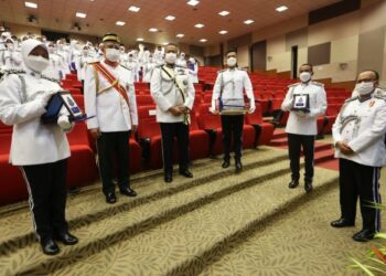 MUSTAFA Khan Abdul Samat (tiga dari kiri) bersama Mohamed Ridza (dua dari kiri) bergambar bersama pegawai Kor Suksis cemerlang pada Majlis Tamat Latihan Dan Penyampaian Sijil Lantikan Pegawai Kor Suksis USIM 2021 di Nilai, Seremban, hari ini. - FOTO/ZAKKINA WATI AHMAD TARMIZI