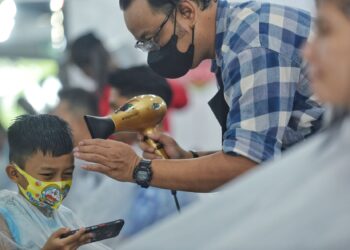 MELALUI permainan digital, kanak-kanak bukan sahaja berhibur tetapi dapat mempelajari dan mengaplikasikan pengetahuan sedia ada berkaitan STEM dalam suasana menyeronokkan. – UTUSAN/MOHD. SHAHJEHAN MAAMIN