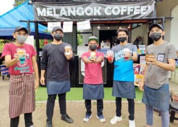 MUHAMMAD Asyraf Shaifuddin (dua dari kiri) bersama Amir Syafiq (tengah) dan adik-beradiknya serta sepupu ketika ditemui di Melangok Coffee, Kampung Dusun, Tampin. -UTUSAN/NOR AINNA HAMZAH
