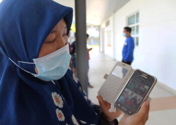 MUNA Mohmad Latib menunjukkan gambar adiknya, Yunus Mohmad Latib yang meninggal dunia dalam kemalangan melibatkan dua buah motosikal di kilometer tiga, Jalan Chembong-Ulu Kanchung, Rembau hari ini ketika ditemui Utusan Malaysia di Jabatan Forensik Hospital Rembau, Rembau hari ini.-UTUSAN/NOR AINNA HAMZAH.