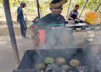 MOHD. Zaidi Abdul Latib menyediakan kuih bakar tradisional jualannya ketika ditemui di Kedai Kuih Bakar Makwe di Kampung Simen, Lubok China, Rembau, Negeri Sembilan, semalam. – UTUSAN/NOR AINNA HAMZAH