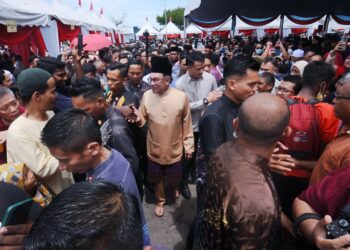 Anwar Ibrahim bersalam dengan orang ramai pada Majlis Rumah Terbuka Aidilfitri Malaysia Madani Negeri Sembilan di Wisma MBS, Seremban, semalam. - UTUSAN/MOHD SHAHJEHAN MAAMIN.