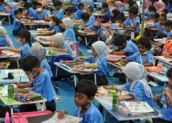 Nisbah guru dan murid 1:45 di negara ini terlalu besar dan berisiko menyebabkan murid tercicir dalam pelajaran. - Gambar hiasan