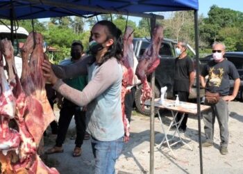 TRADISI Mantai menjelang bulan Ramadan dan Syawal menyaksikan kehadiran banyak penjual daging lembu di sekitar Negeri Sembilan. – FOTO/ZAKKINA WATI AHMAD TARMIZI