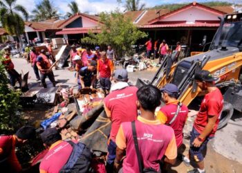 PERLUKAH seseorang menteri turun menyelamatkan mangsa banjir termasuk memunggah barangan keperluan sedangkan sudah ada ramai anggota pasukan penyelamat dan sukarelawan?
 – UTUSAN/MOHD. SHAHJEHAN MAAMIN
