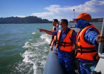 Kesan tumpahan minyak di Pantai Cermin yang masih ada adalah kesan tumpahan lama.-UTUSAN/ZAKKINA WATI AHMAD TARMIZI