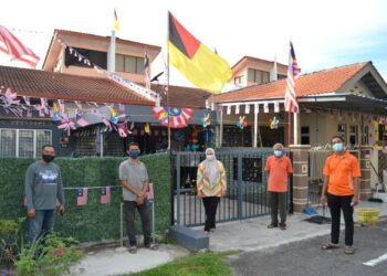 MOHD. Rafi Ismail di hadapan sebuah rumah penduduk yang mengambil bahagian dalam pertandingan menghias rumah sempena sambutan Hari Kebangsaan Ke-64 di taman perumahan tersebut.UTUSAN/ZAKKINA WATI AHMAD TARMIZI