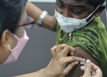 MALAYSIA adalah antara negara yang dapat memberikan vaksin dalam masa cepat dan capaian menyeluruh.–- UTUSAN/MOHD. SHAHJEHAN MAAMIN