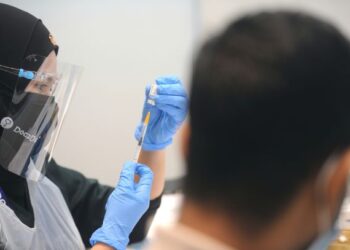 PERSOALAN sama ada boleh atau tidak bagi pekerja menolak vaksin belum dapat dijawab dengan sebegitu mudah. – UTUSAN/MOHD. SHAHJEHAN MAAMIN