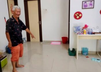 SIN Kong Men menunjukkan ruang tengah rumahnya  tempat suspek ditemukan  tertidur dan terbaring dalam kejadian di Taman Tanjung, Bahau, Jempol.-UTUSAN/ NOR AINNA HAMZAH