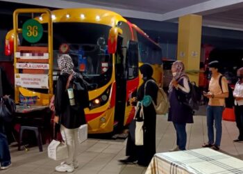 PENUMPANG menunggu bas seawal pukul 6 pagi di Stesen Bas Terminal 1, Seremban untuk ke tempat kerja mereka di Kuala Lumpur.