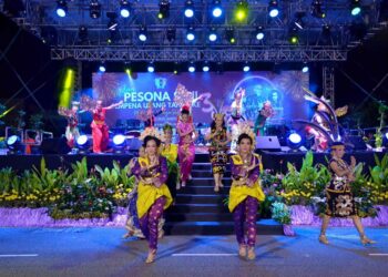 ACARA persembahan termasuk kebudayaan yang diadakan pada penganjuran Malam Pesona Seni Sempena Ulang Tahun Ke-3 MBS di Jalan Yam Tuan, Seremban baru-baru ini.