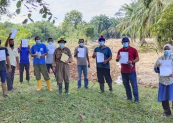 SEBAHAGIAN penduduk yang membantah cadangan memindahkan sebuah kuil berusia 100 tahun dari Ladang Bukit Bertam ke kawasan berhampiran penempatan penduduk Melayu di Kampung Sungai Raden, Rembau, Negeri Sembilan. – FOTO/NOR AINNA HAMZAH