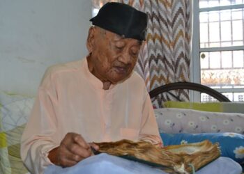 ABU Bakar Ismail tetap setia menggunakan al-Quran lusuh yang diwarisi dari ibunya bagi dibaca setiap hari ketika ditemui Utusan Malaysia di Taman Desaria, Nilai, Seremban baru-baru ini.-UTUSAN/ZAKKINA WATI AHMAD TARMIZI.
