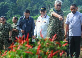 ZAMROSE Mohd. Zain melawat Ladang Integrasi Tentera Darat Kem Syed Sirajuddin, Gemas, Tampin semalam.-UTUSAN/MOHD. SHAHJEHAN MAAMIN.