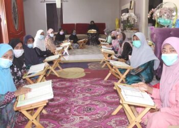 Ancaman Covid-19 menyebabkan kelas tadarus tidak lagi dibuat secara bersemuka seperti dahulu sebaliknya secara dalam talian menggunakan media sosial atau aplikasi termasuk Facebook, WhatsApp, Zoom Meeting dan Google Meeting. – UTUSAN/NOR AINNA HAMZAH