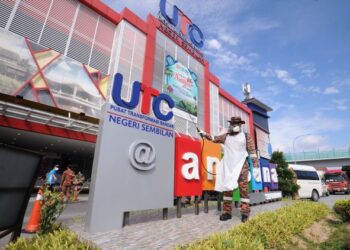 SEORANG anggota bomba menjalankan tugas sanitasi di pejabat kerajaan yang terletak di Pusat Transformasi Bandar (UTC) Negeri Sembilan di Ampangan, Seremban.-UTUSAN/MOHD. SHAHJEHAN MAAMIN.