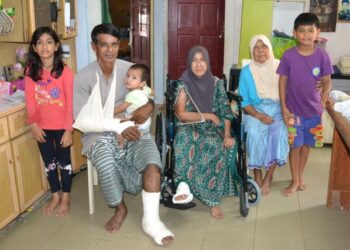 KEADAAN Sihabur dan isterinya, Nor Asma bersama ibu mentuanya, Norinsam serta anak-anaknya ketika ditemui Utusan Malaysia di rumah mereka di Kampung Jijan, Nilai, semalam.-UTUSAN/ZAKKINA WATI AHMAD TARMIZI