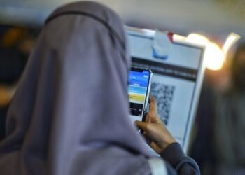 ORANG ramai melakukan imbasan MySejahtera ketika diwajibkan dalam tempoh pelaksanaan Perintah Kawalan Pergerakan (PKP) sebelum ini. - UTUSAN/MOHD. SHAHJEHAN MAAMIN